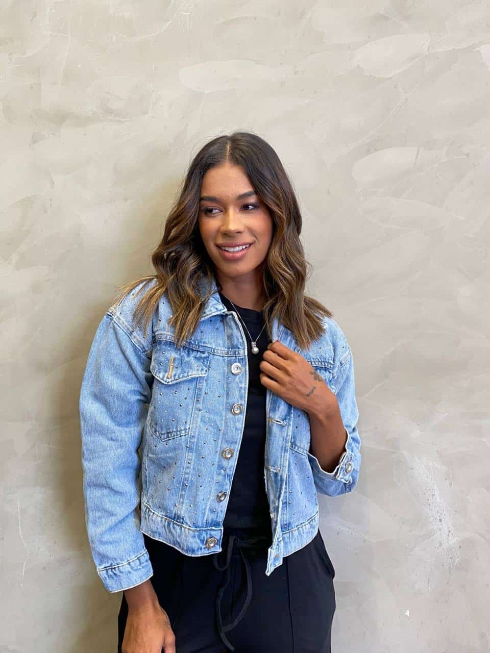 fernandaramosstore com br jaqueta feminina jeans mari com aplicacoes 2