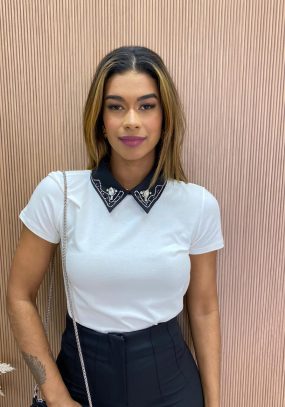 T-shirt Manga Curta Feminina Gola com Aplicações Off White Fernanda Ramos Store