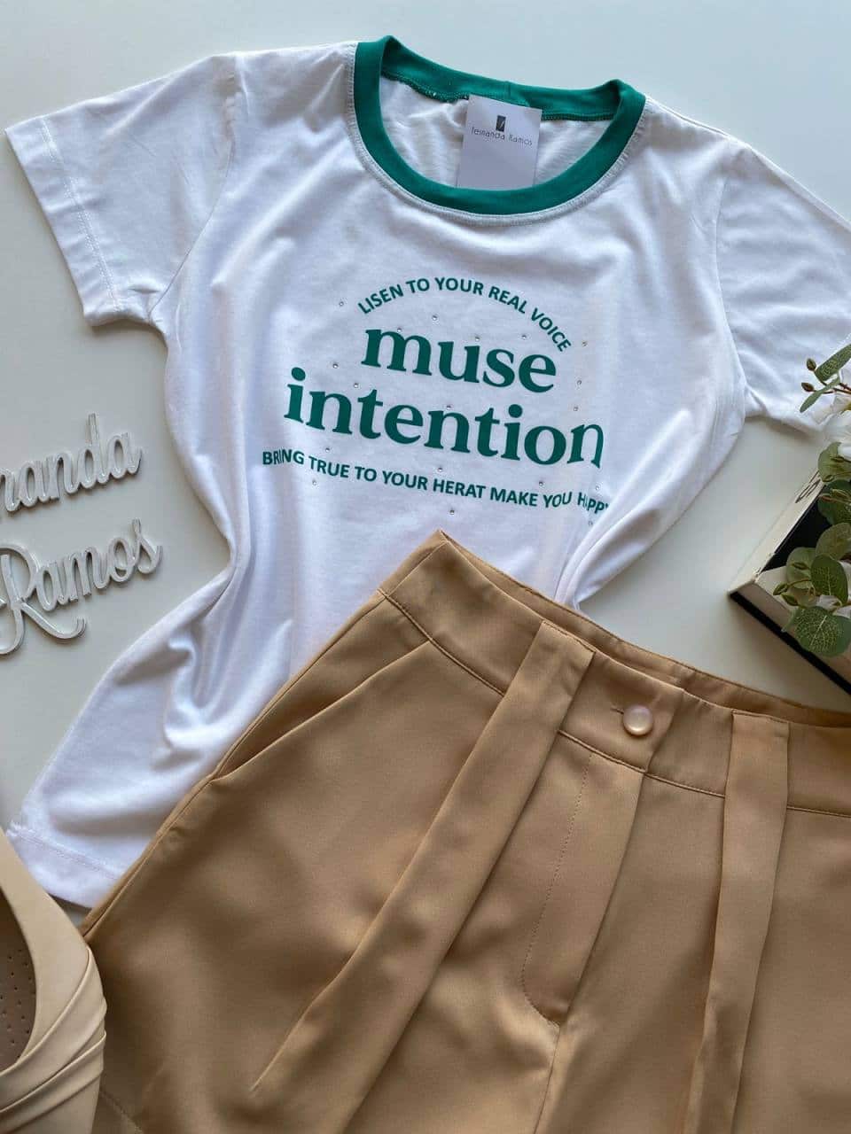 fernandaramosstore com br T shirt Manga Curta Muse Intention Branca Detalhe Verde 1