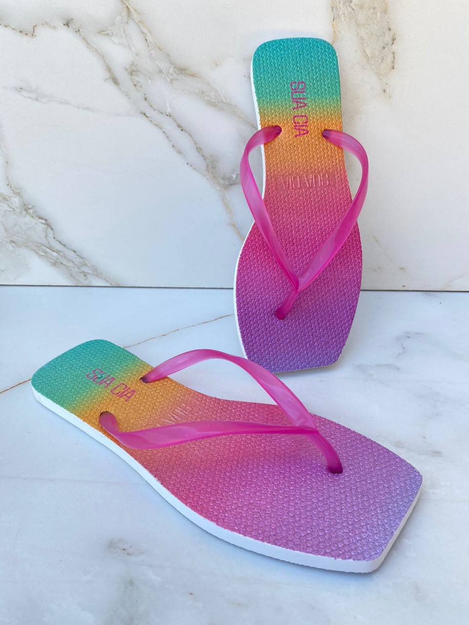fernandaramosstore com br Chinelo Branco Aurora Boreal com Correia Fina Fúcsia1