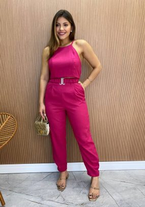 Conjunto de roupas e acessórios femininos